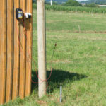 Električni pastir Horizont Trapper AN120 Kombi je prikolpljen na električno žico