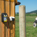 električni pastir Horizont Trapper AN45 je fiksiran na lesen objekt