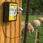 Električni pastir Horizont Turbomax N143 je pritrjen na lesen objekt.
