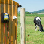 Električni pastir Horizont Farmer N200 na hlevu poleg pašnika