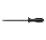 VICTORINOX - ostrilec, močno kromiran; namenjen za domačo uporabo. NAVODILA ZA OSTRENJE: rezilo z rahlim pritiskom vlecite po celotni dolžini ostrilca (v smeri puščice) pod kotom približno 20 stopinj. Postopek ponovite nekajkrat na obeh straneh rezila.