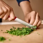 Večnamenski kuhinjski in namizni nož Victorinox, nazobčan,11 cm, rdeč - slika 4